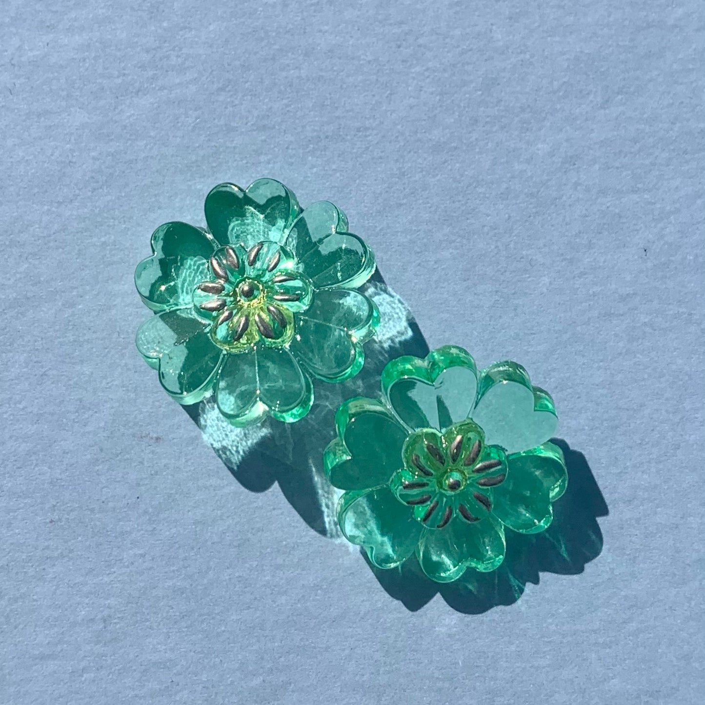 Grøn glasknap 22mm blomst 
